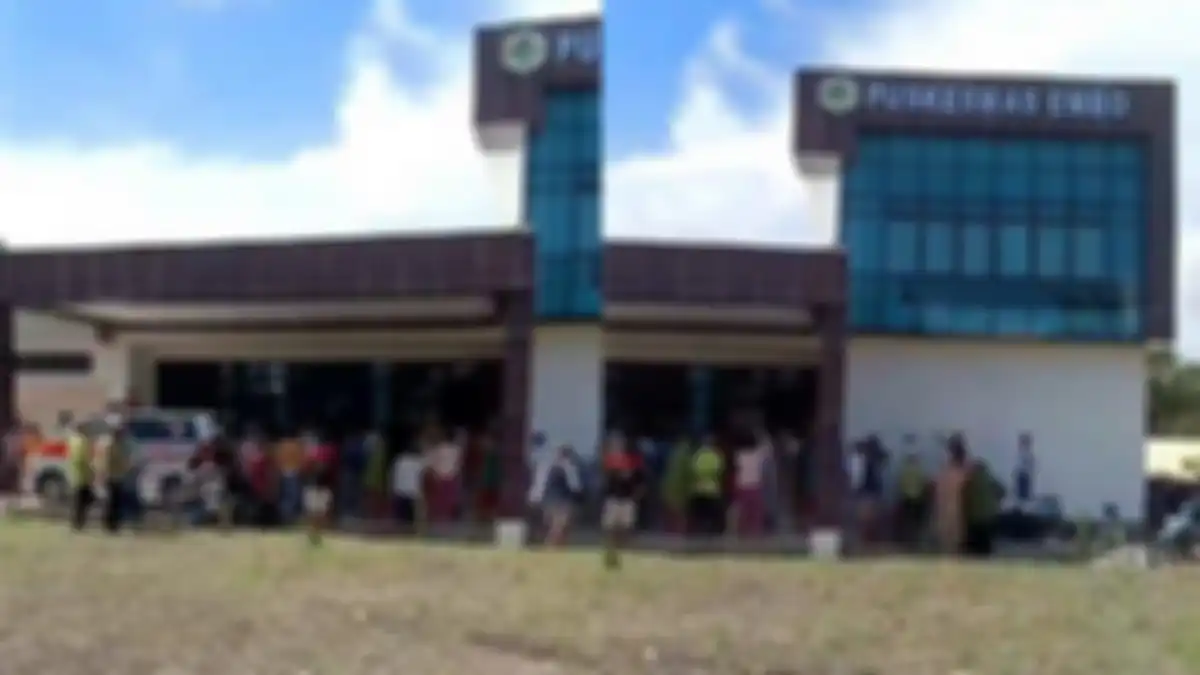 Beredar sebuah video yang menunjukkan puluhan warga geruduk kantor puskesmas di Jeneponto, Sulawesi Selatan. 