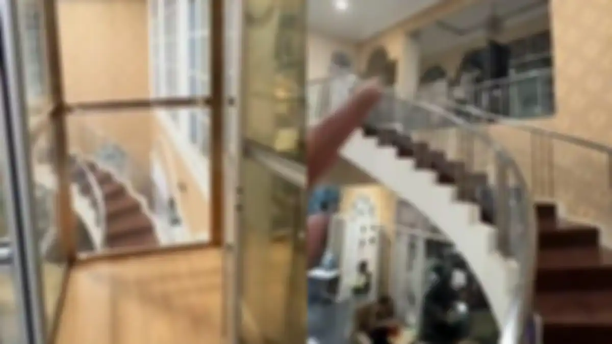 Terdiri dari 2 lantai, warung jus ini disediakan lift yang memudahkan pengunjung.  