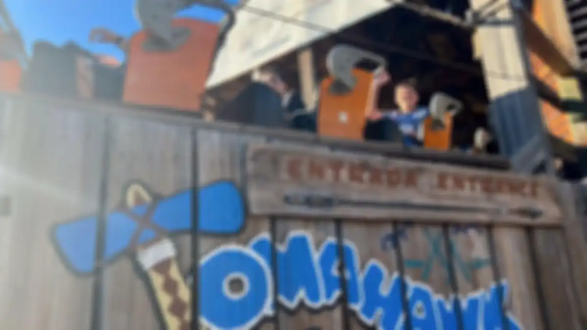 Rollercoaster Tomahawk di PortAventura World di Spanyol menjadi tragedi berdarah karena sebuah pohon tumbang.