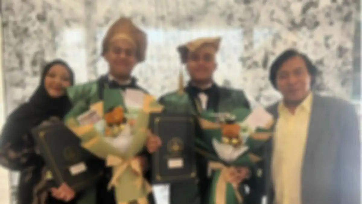 Potret Komeng bersama istri dan kedua anaknya 