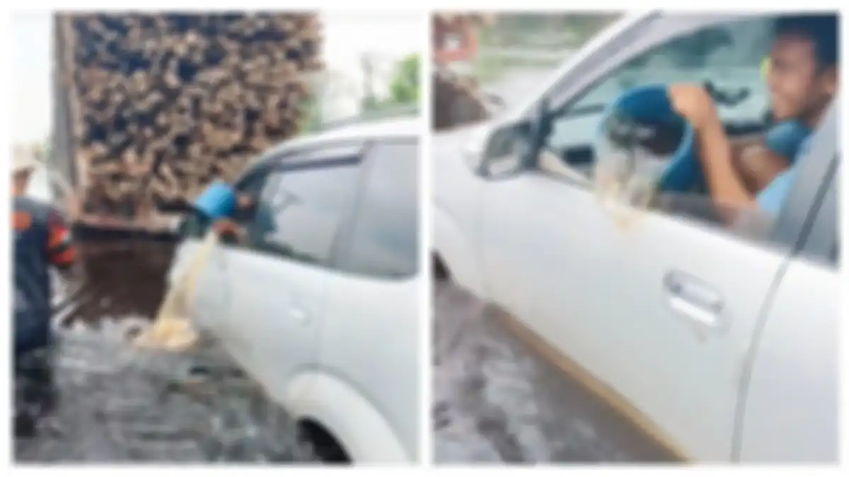 Momen saat pria kuras mobil kala melintasi banjir.