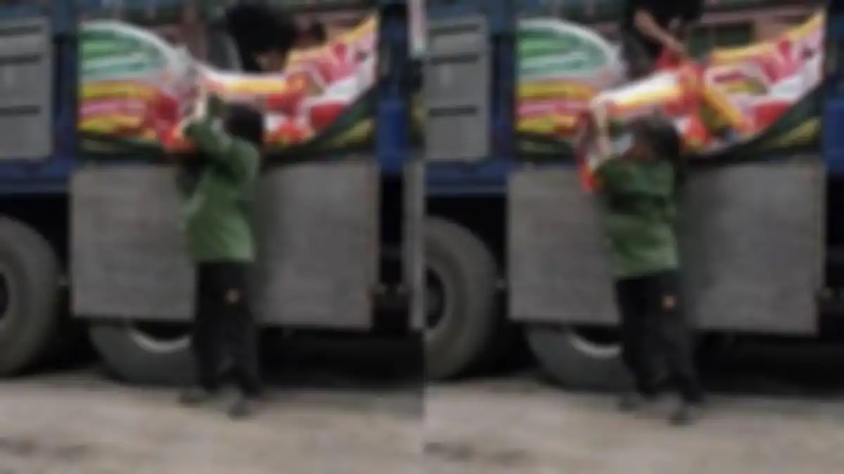 Seorang ibu hamil delapan bulan yang masih bekerja keras.