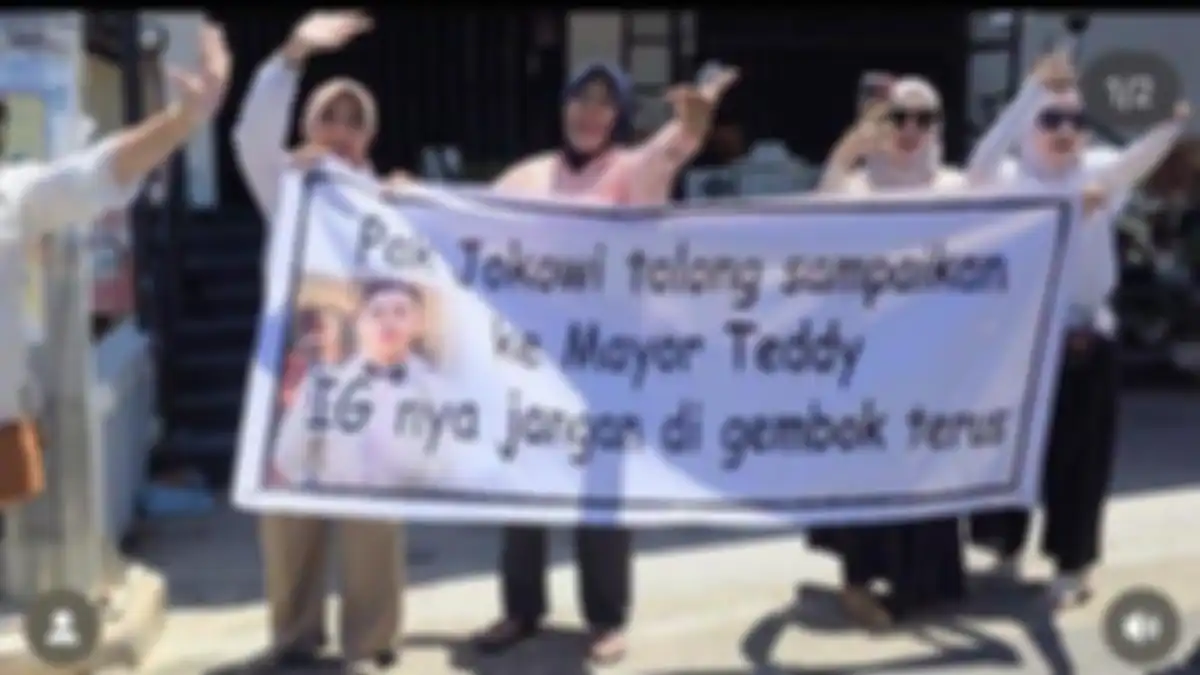 Emak-emak gundah gulana akun Instagram Mayor Teddy digembok, kompak demo Presiden Jokowi.