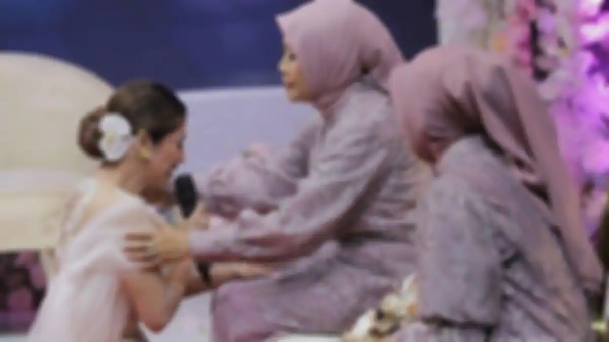 Dewi Perssik sungkem ke calon mertua saat momen lamaran dengan Rully.