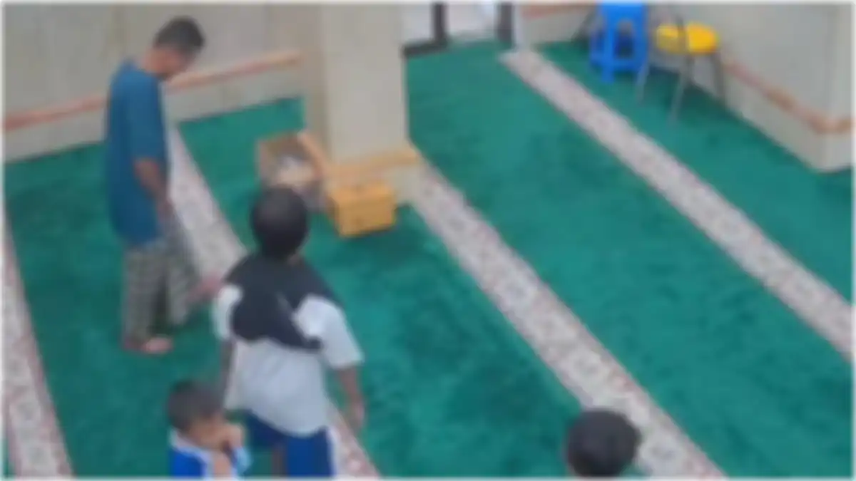Aksi anak kecil yang menegur seorang bapak ketika salah kiblat