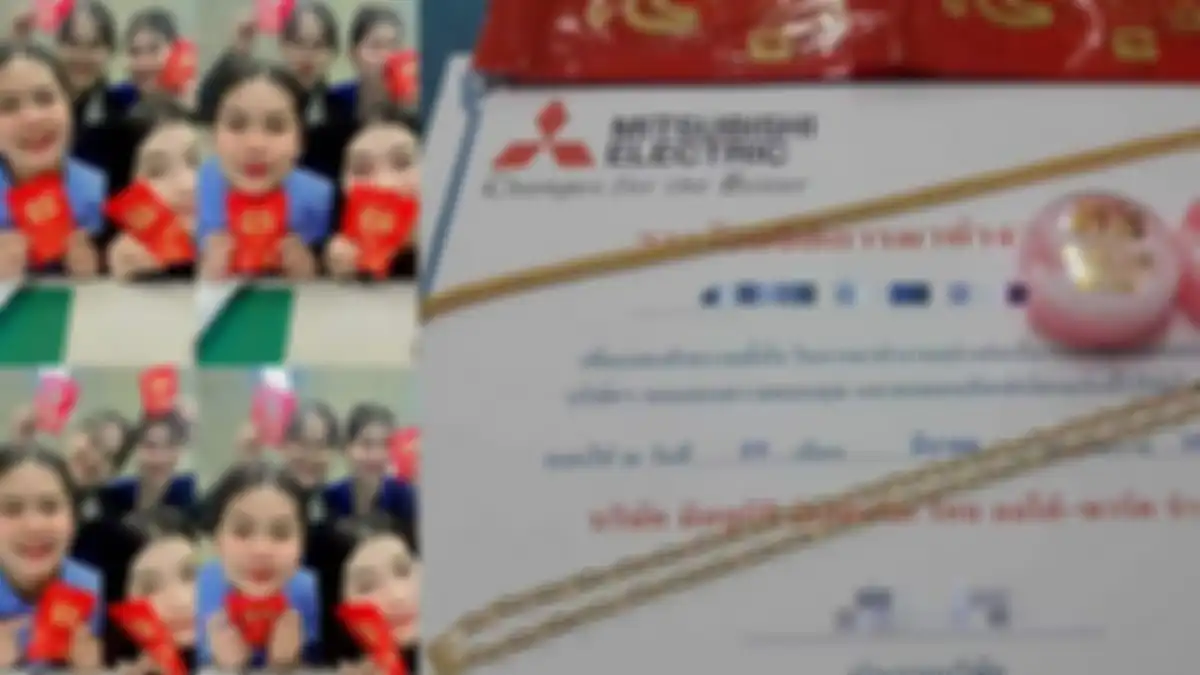 Pegawai pabrik ini diberi bonus tahunan berupa dua untai kalung emas.