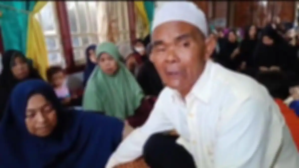 H Pasiman ayah korban ketika dijumpai sejumlah awak media dikediamannya di RT 03 Keluaran Pasir Panjang Kecamatan Danau