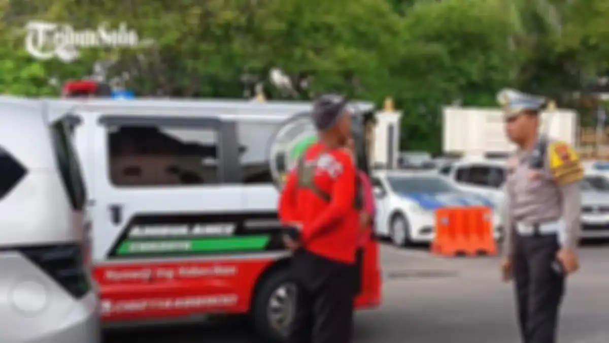 Sebuah mobil ambulans ditilang polisi.