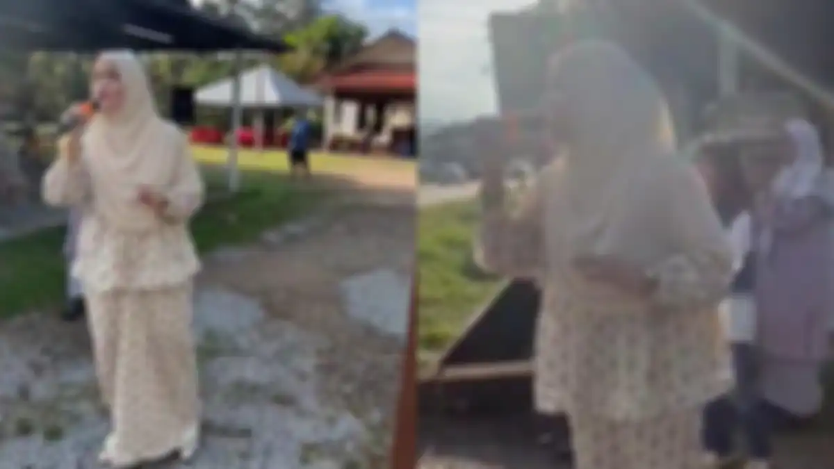 Seorang penyanyi nampak menghibur pemudik yang dilanda macet saat mudik lebaran.
