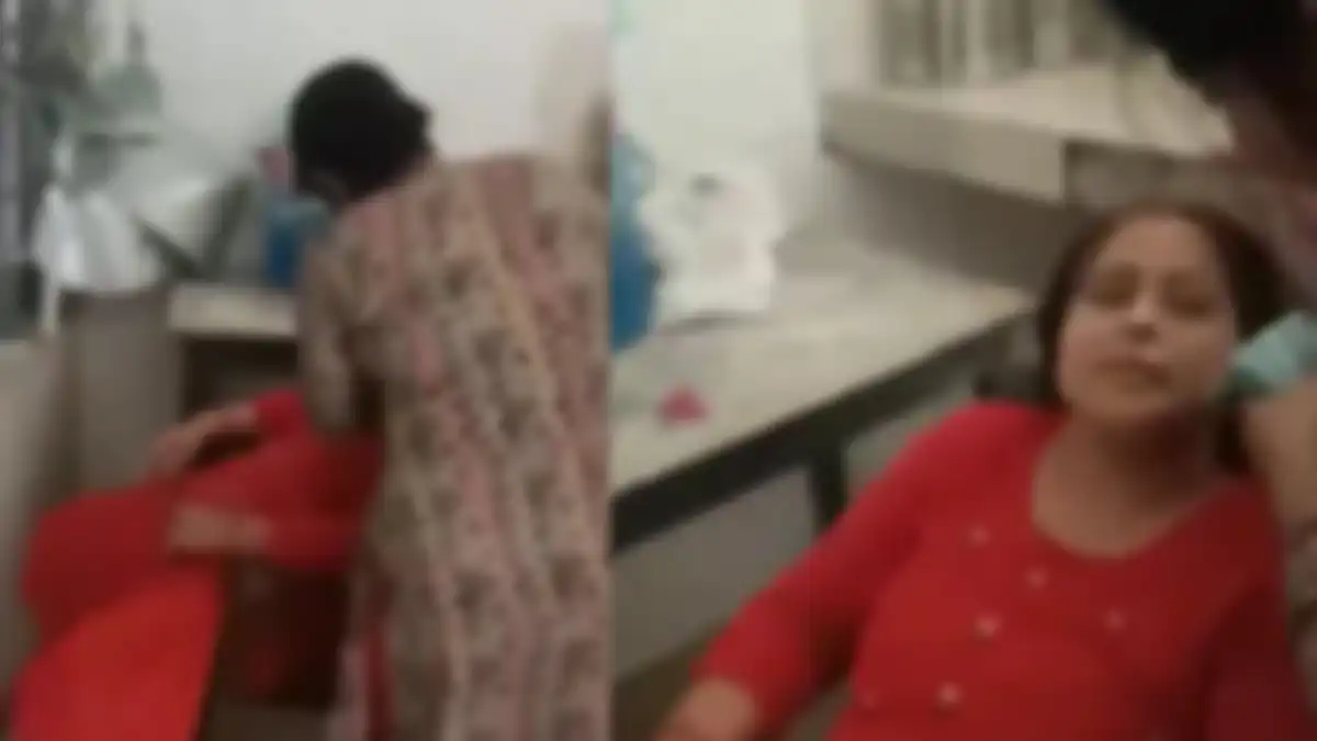 Seorang kepala sekolah menganiaya gurunya lantaran geram dipergoki sedang skincare-an di sekolah, menggigit secara brutal tangan korban.