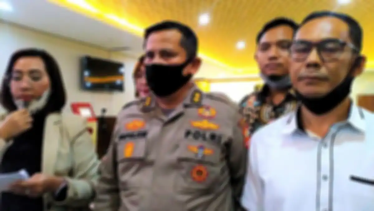 Jenderal bintang dua Napoleon Bonaparte (tengah) dikabarkan menganiaya Muhammad Kece. 