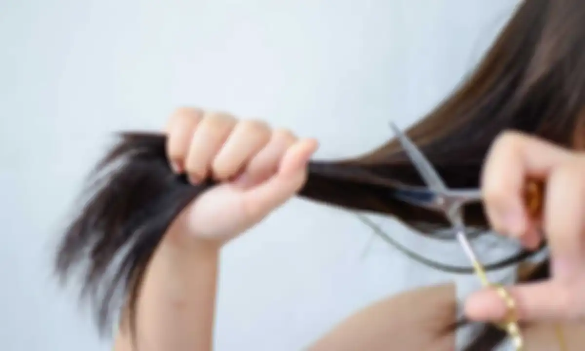 Menggunting rambut sendiri