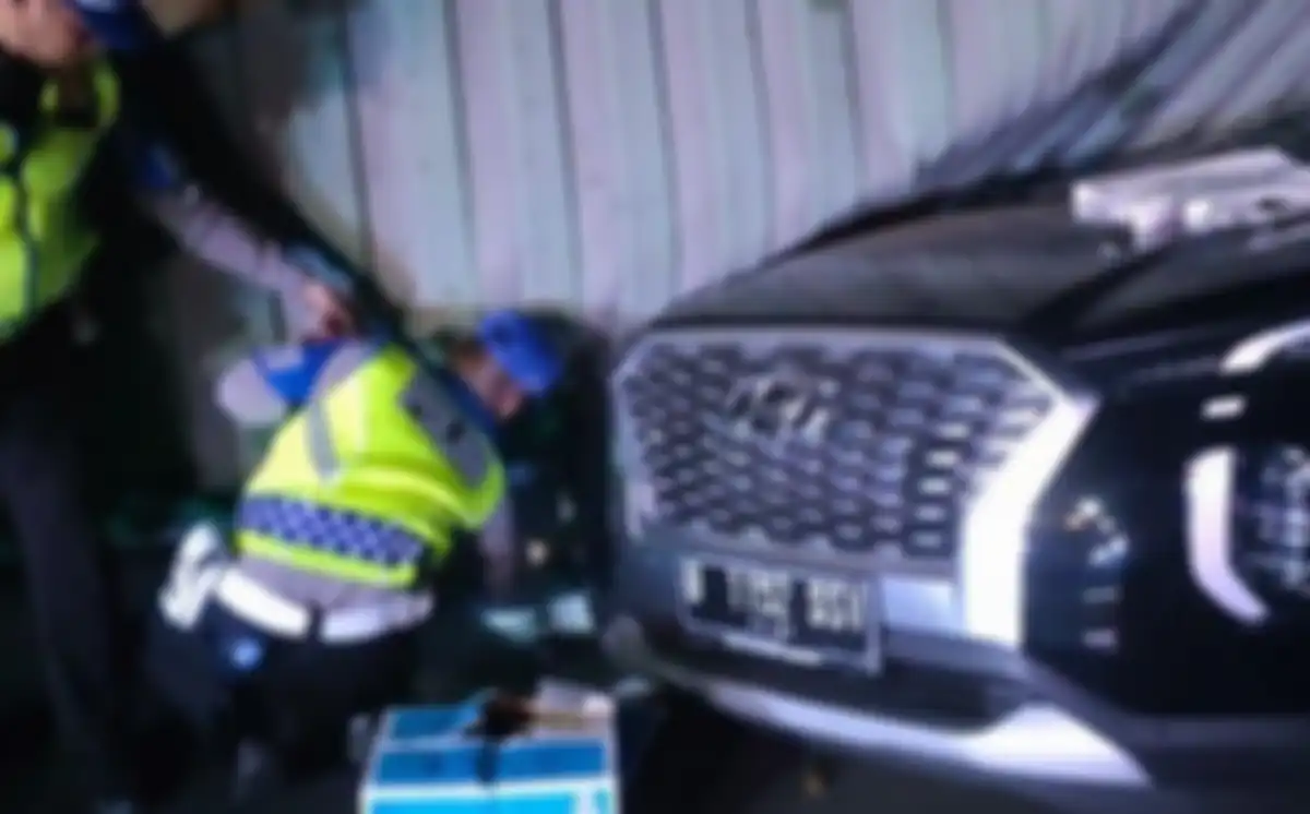 Satpam kompleks perumahan terkenang foto bos Indomaret Yan Bastian yang tertimpa kontainer di Tol Cipularang. Dia mengungkap kebiasaan