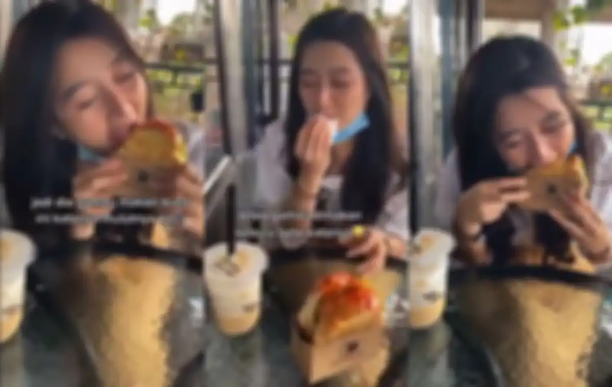 Cewek Cantik yang Bete Tak Bisa Makan Roti Karena Nggak Muat di Mulut