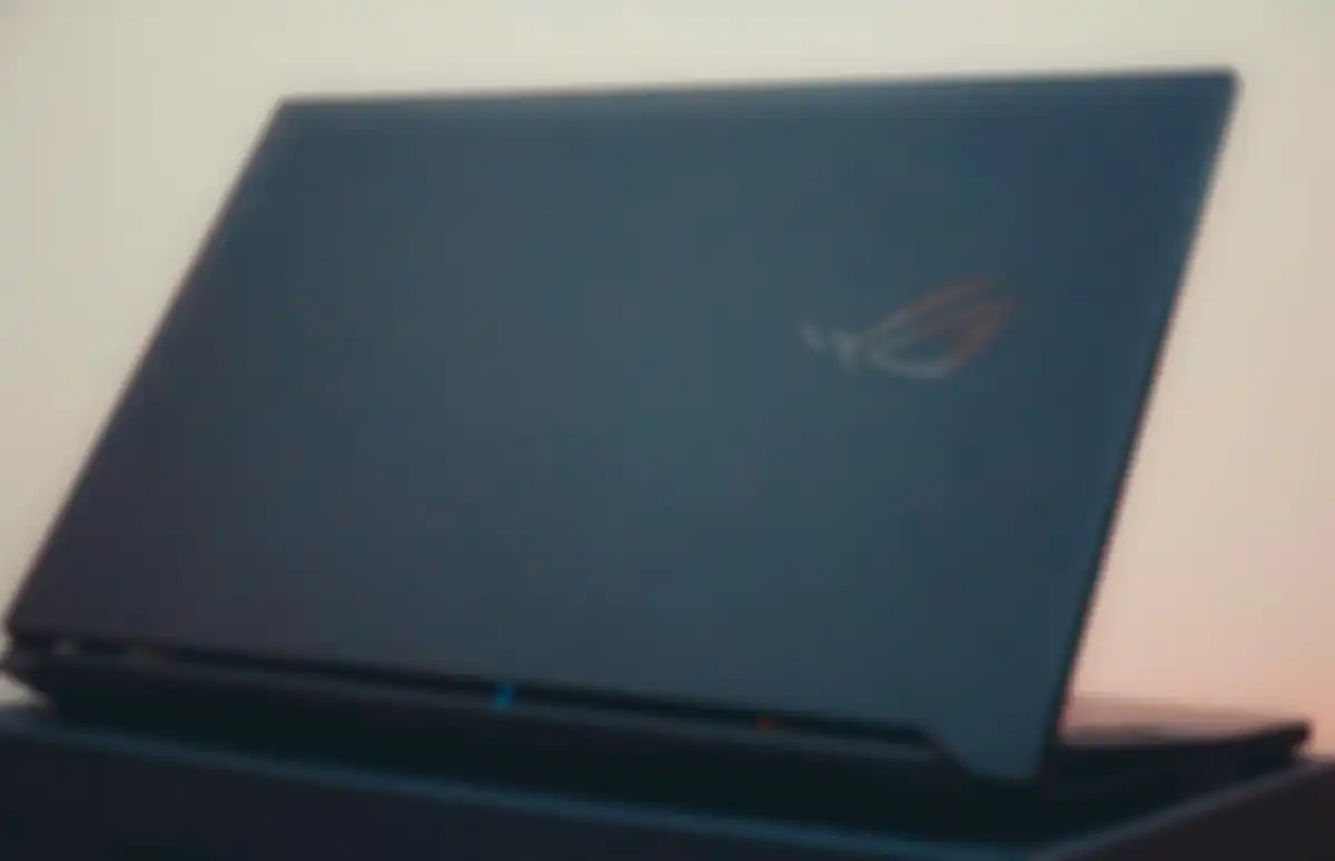 Tampilan cover ASUS ROG Zephyrus S17.