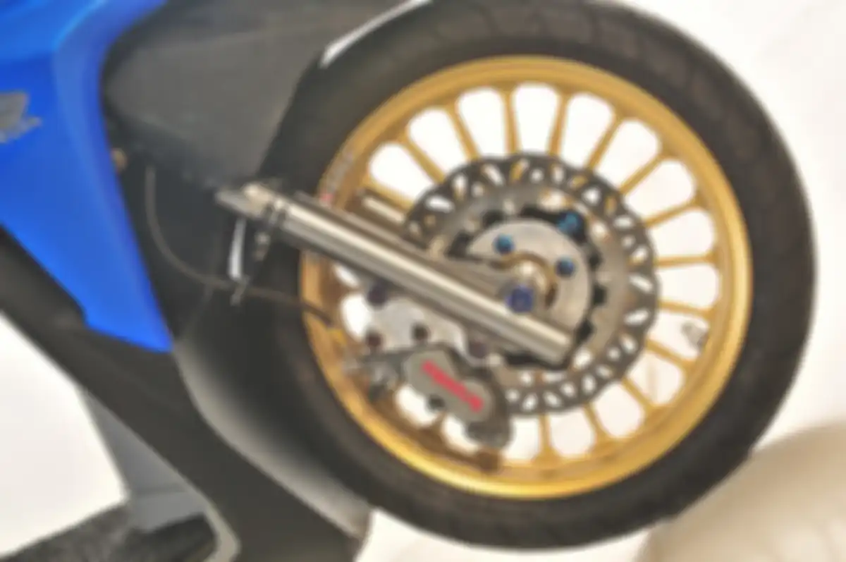 Kaliper rem depan pakai Brembo, posisinya jadi pindah ke Kanan serta ganti pelek Daytona