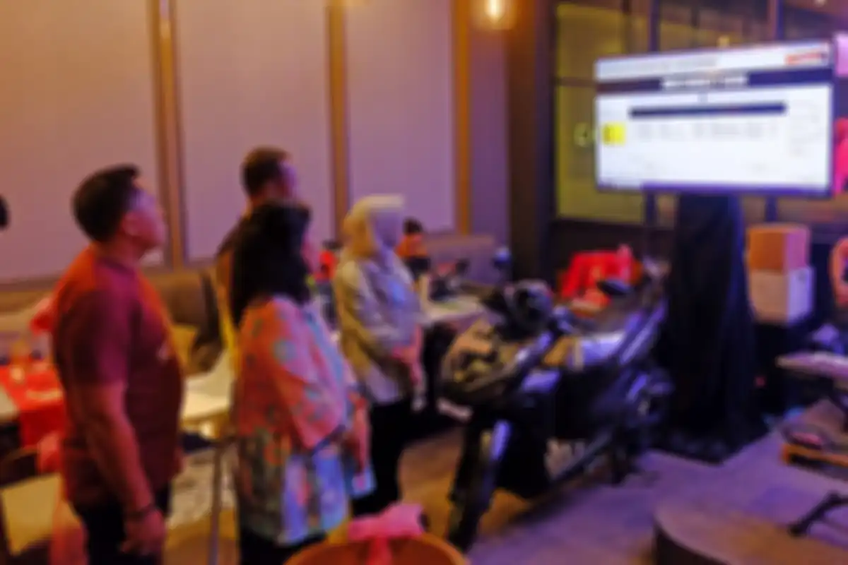 Adm. & Finance Region Head Astra Motor Yogyakarta I Nyoman Sukadana bersama perwakilan dari kepolisian, notaris, dan dinas sosial menjadi saksi dalam pengundian tahap pertama program Awal Tahun Meriah di House of Balcony Ambarrukmo Plaza Yogyakarta (14/2).