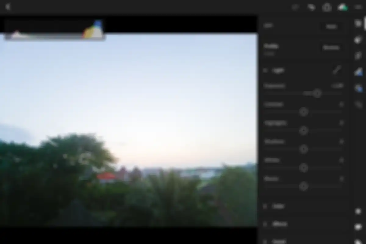 Untuk melakukan zoom, cukup cubit di foto