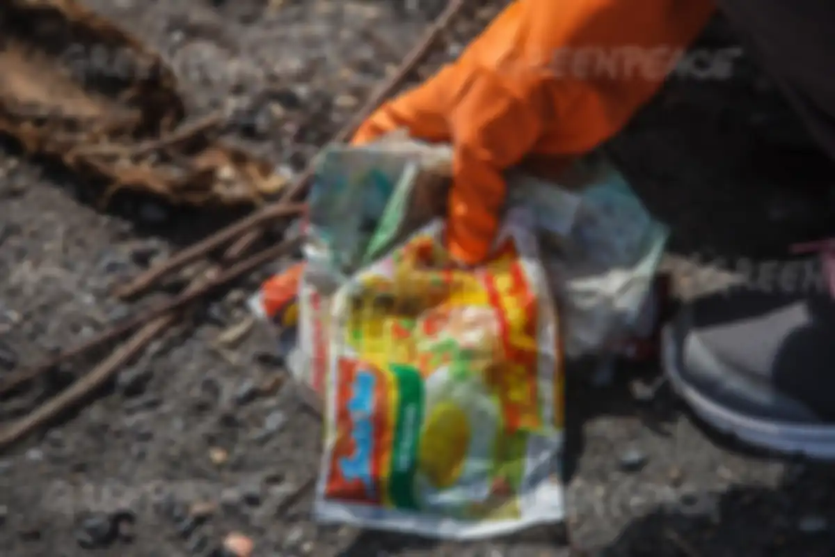relawan Greenpeace dalam aksi bersih bersih sampah plastik di Pantai Padansari, Bantul Yogyakarta