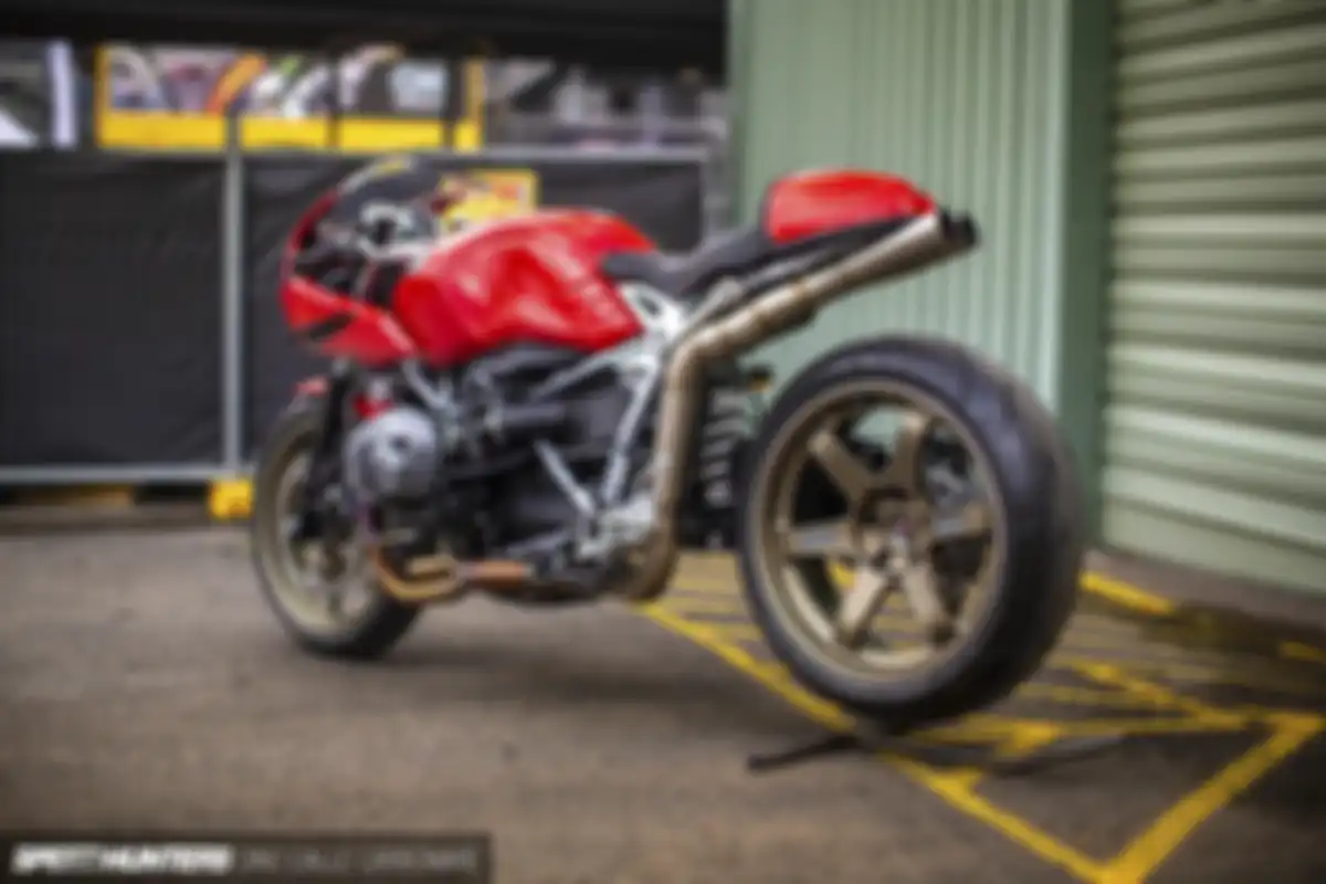 BMW R NineT pakai pelek Volks Rays TE37