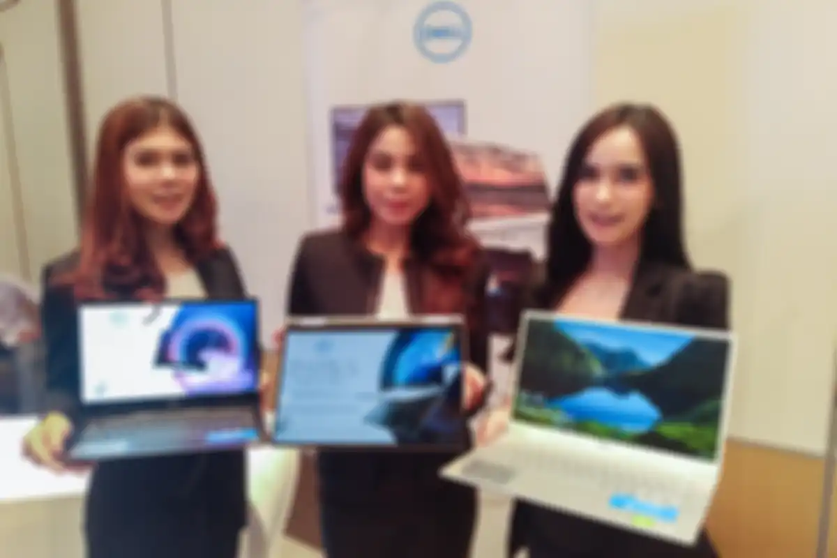 Model menampilkan tiga perangkat mobile baru dari Dell yang sudah menggunakan Intel Core Generasi ke-10 yang belum lama ini diluncurkan di Jakarta. Ketiganya, dari kiri ke kanan, adalah Dell Inspiron 13 7000 2-in-1 (7391 2-in-1), Dell XPS 13 2-in-1 (7390 2-in-1), dan Dell Inspiron 14 5000 (5490).