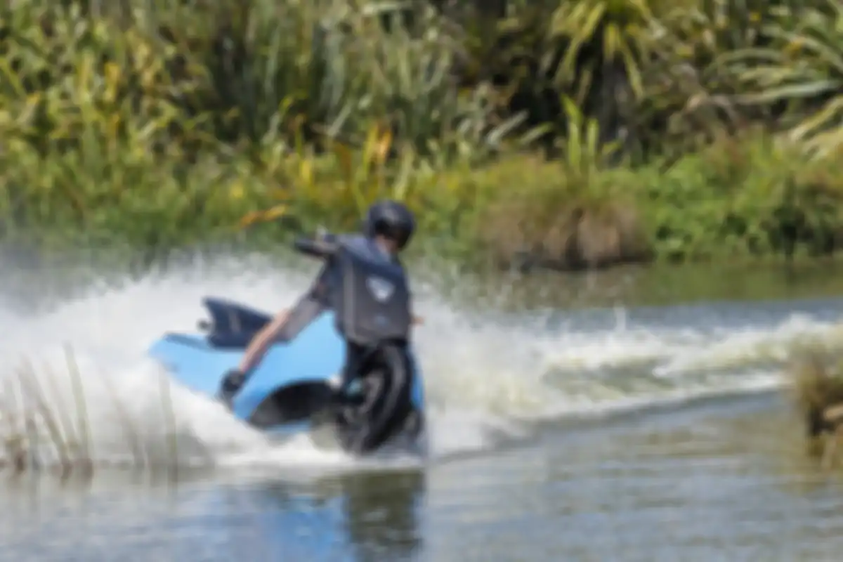 Motor amfibi Gibbs Biski meliuk-liuk di atas genangan air.