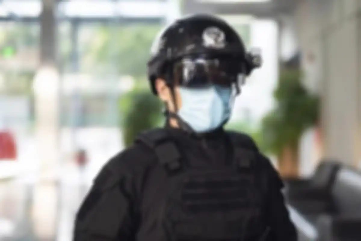 Helm pintar rakitan Tiongkok bisa deteksi gejala virus corona dari jarak 5 meter tanpa kontak langsung.