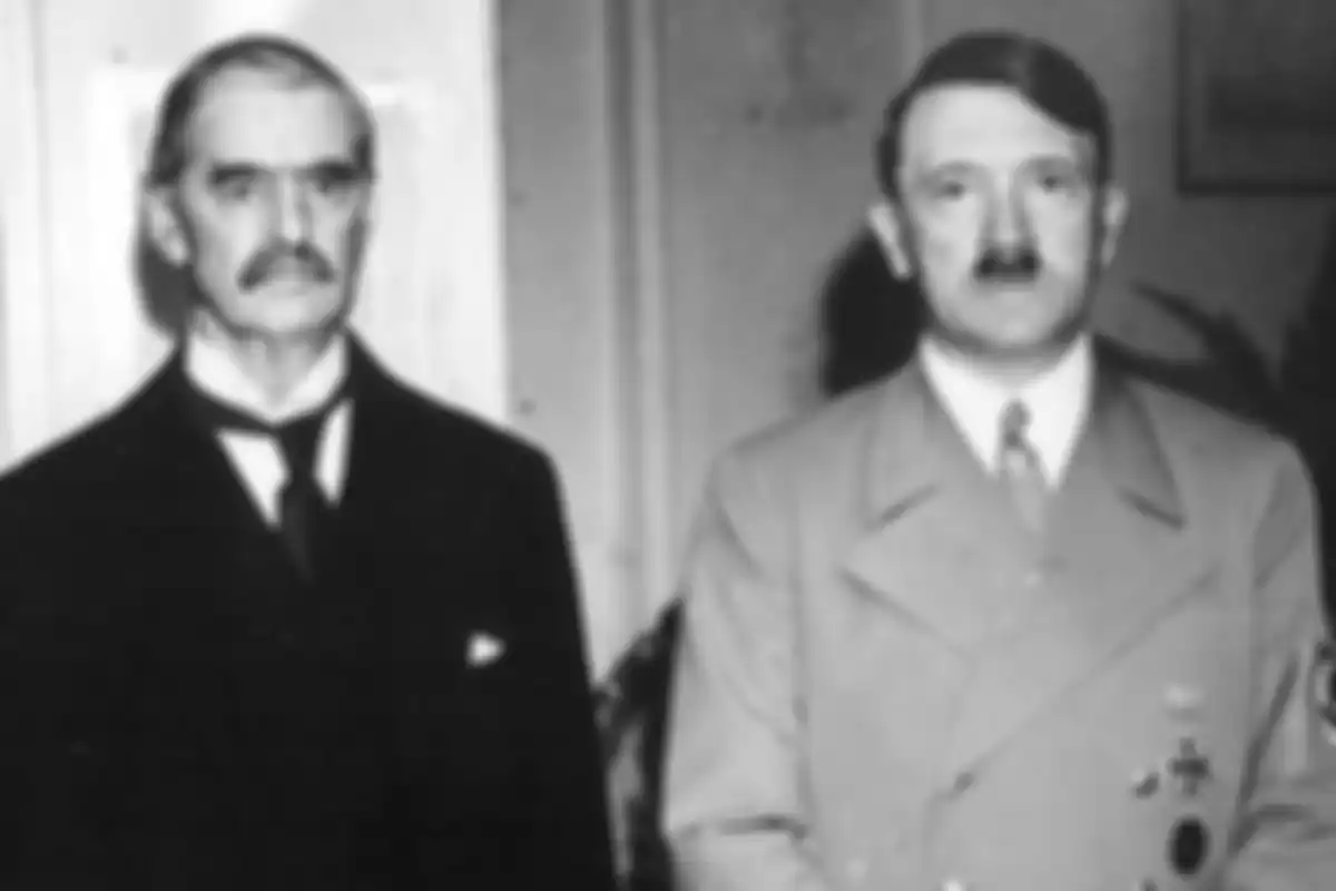 Neville Chamberlain dan Adolf Hitler.