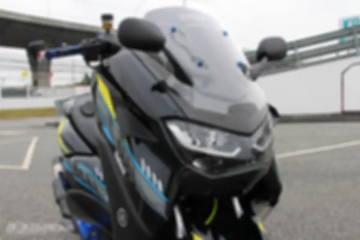 Fascia depan bernuansa sporty. Bentuk dan posisi spion mirip motor sport. Ada winglet juga.