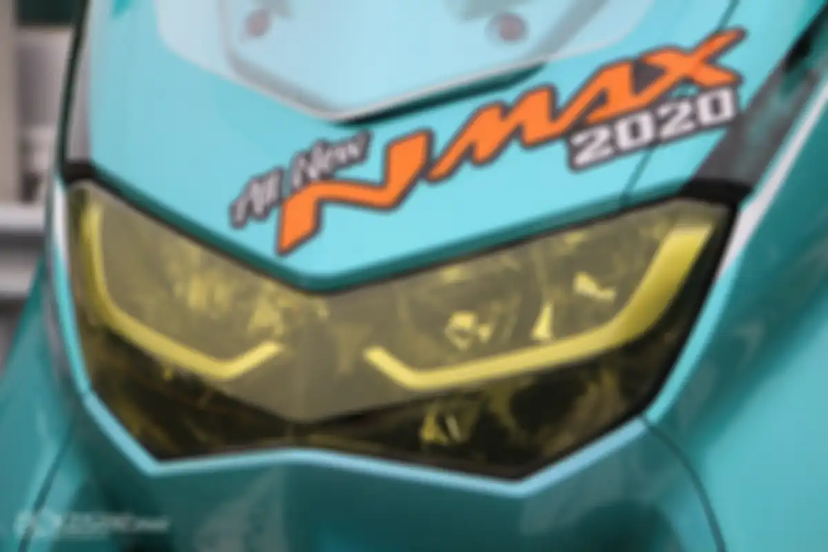 Headlamp diberi stiker film kuning.