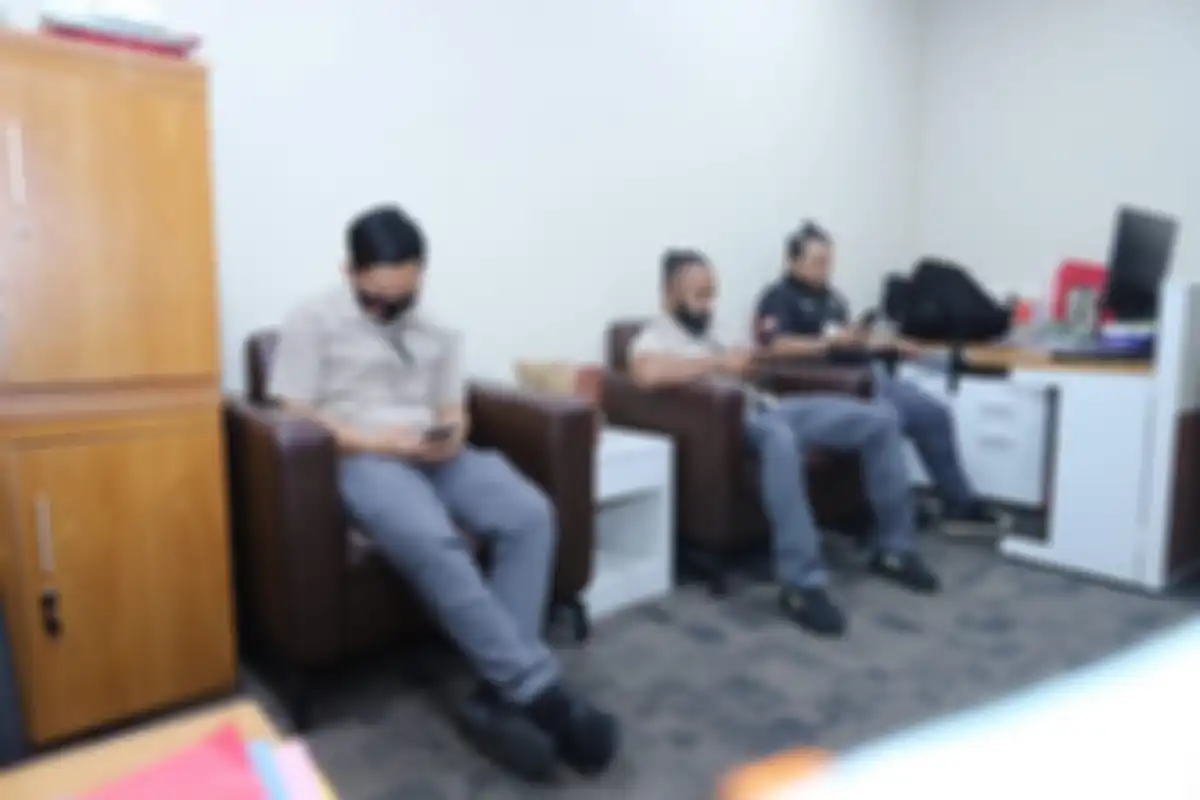 Sosok ajudan Irjen Ferdy Sambo yang duduk di sebelah Brigadir J dipertanyakan saat mereka liburan bareng. Foto pengawal Sambo bikin heboh.