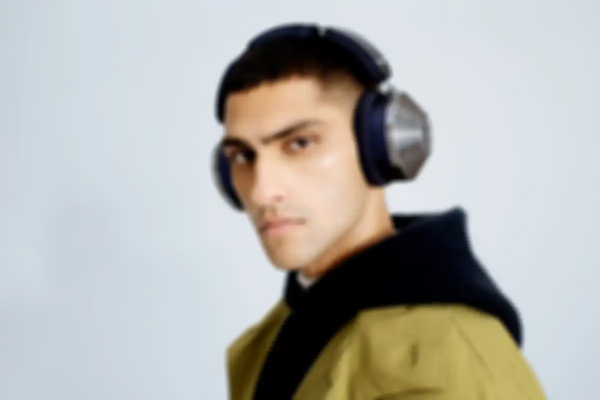 Dyson Zone menawarkan teknologi audio yang canggih bersama dengan fitur active noise cancellation yang mengandalkan 8 buah microfon