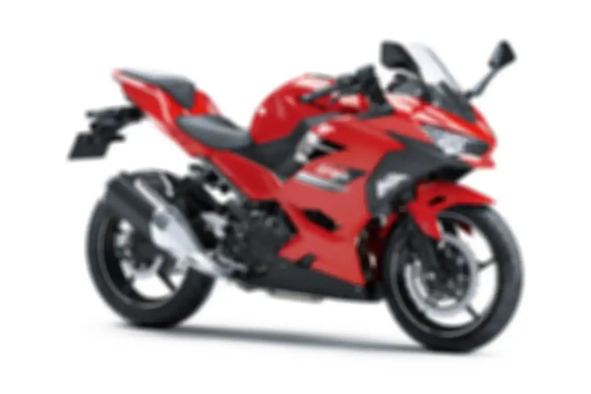 Kawasaki Ninja 250 Passion Red menjadi tipe standar yang mendapatkan warna baru.