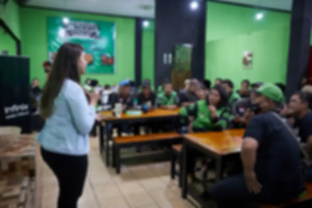 Infinix bersama komunitas Ojol, GPLB turut memberikan paket makanan berbuka kepada masyarakat