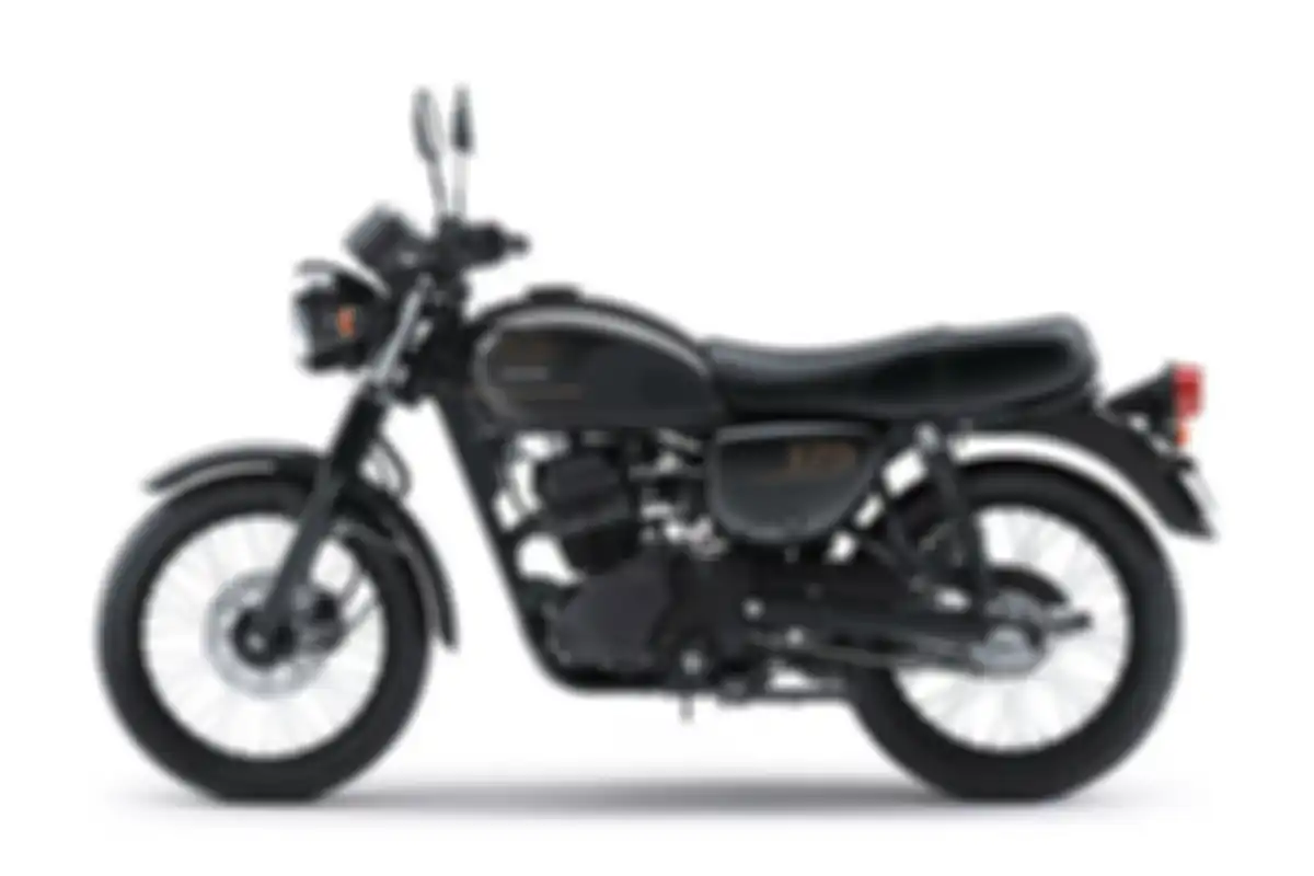 Tampak samping kiri motor baru Kawasaki W175 Black Style