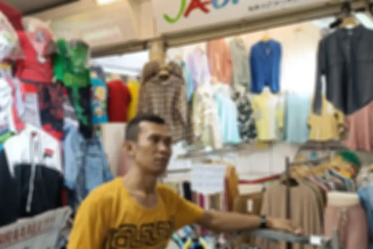 Pedagang pakaian di Pasar Tanah Abang, Jakarta Pusat yakni Edi (40) saat ditemui Kompas.com pada Rabu (13/9/2023) sore.