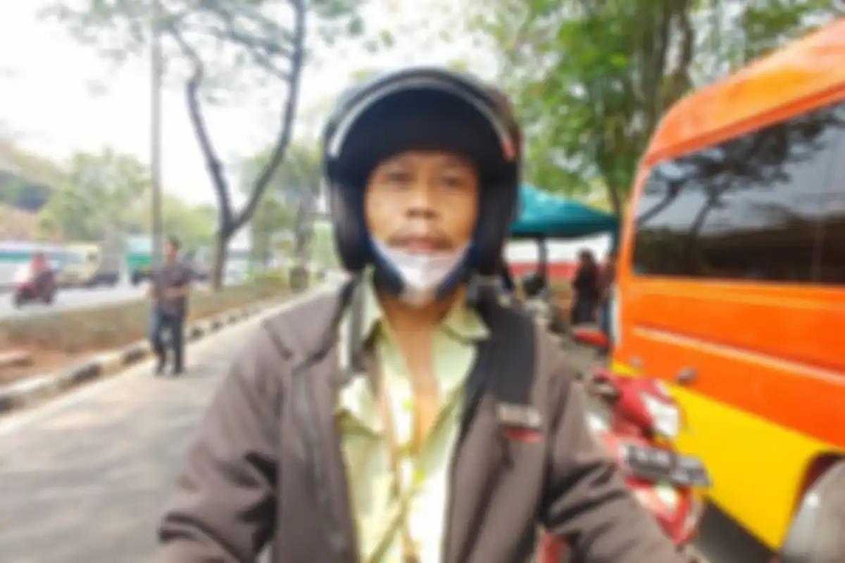 Agus (50), salah satu pemotor yang mengaku belum tahu ada razia uji emisi mulai hari ini.