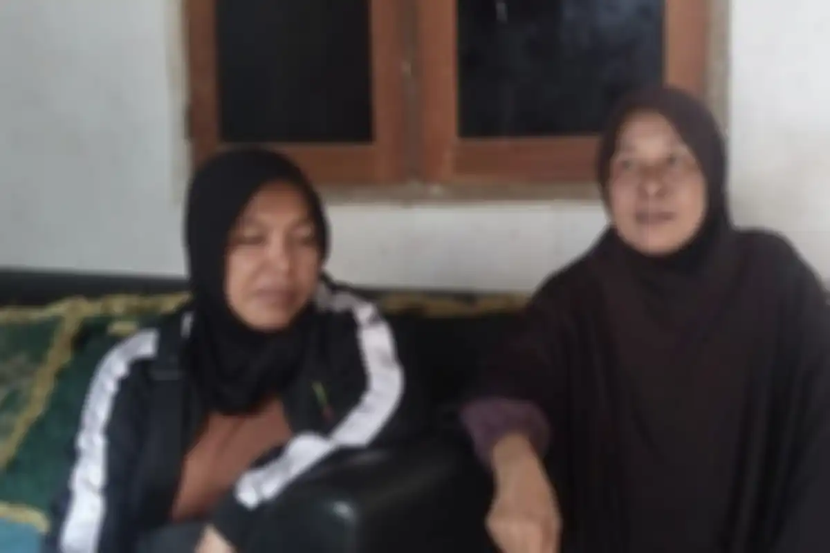 Julpiyah (48), ibu korban yang terseret maling motor di Bekasi.