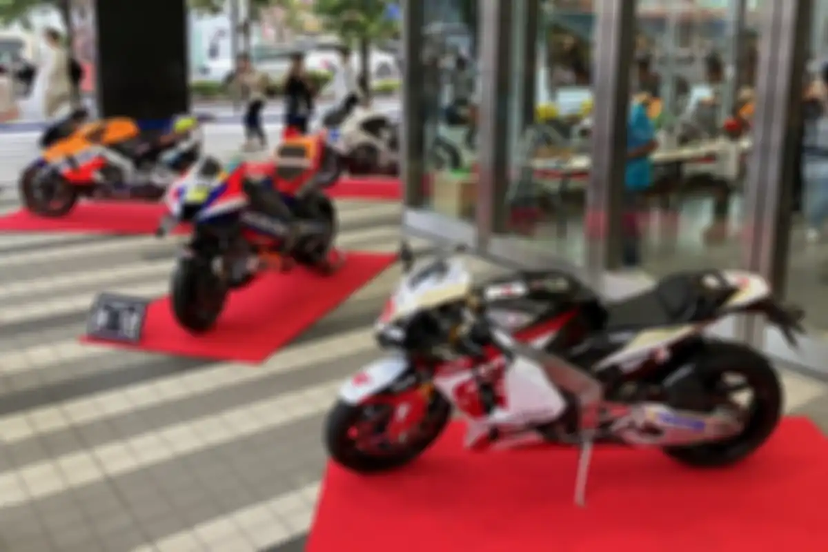 Honda RC213V-S Idemitsu LCR parkir dengan motor balap lain