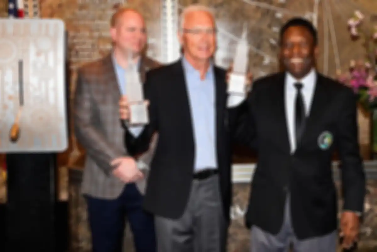 Legenda sepak bola yang pernah memperkuat NY Cosmos, Franz Beckenbauer (Tengah) dan Pele.