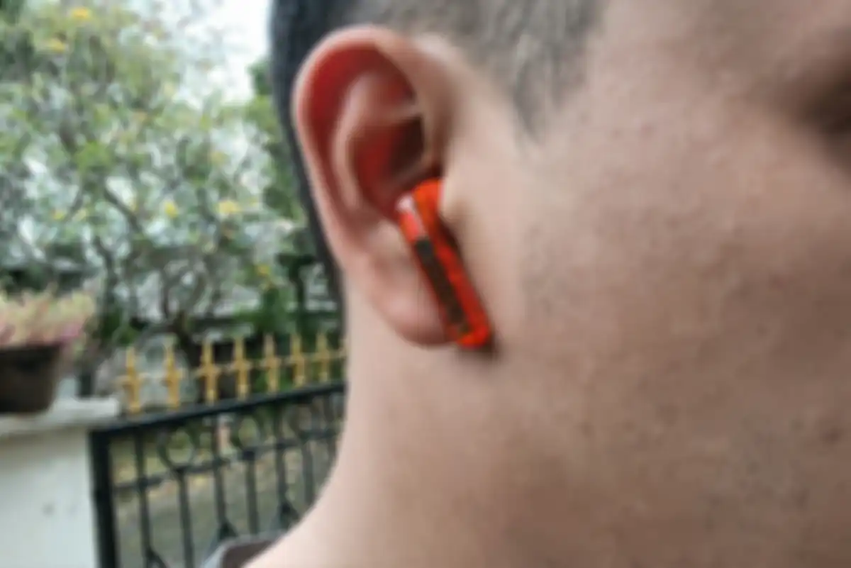 Fitting JBL Tune 225 TWS Ghost Edition