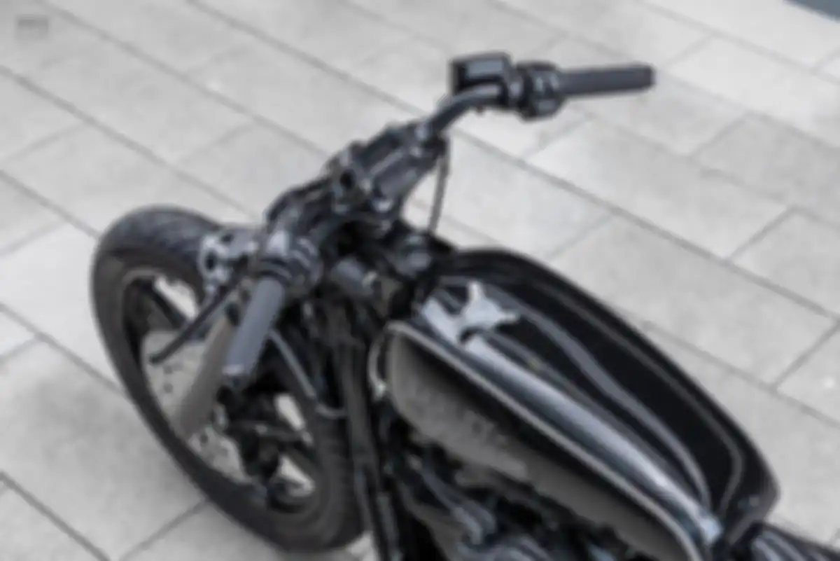 Area setang dan tangki Harley-Davidson Street Bob 114 gaya streetfighter.