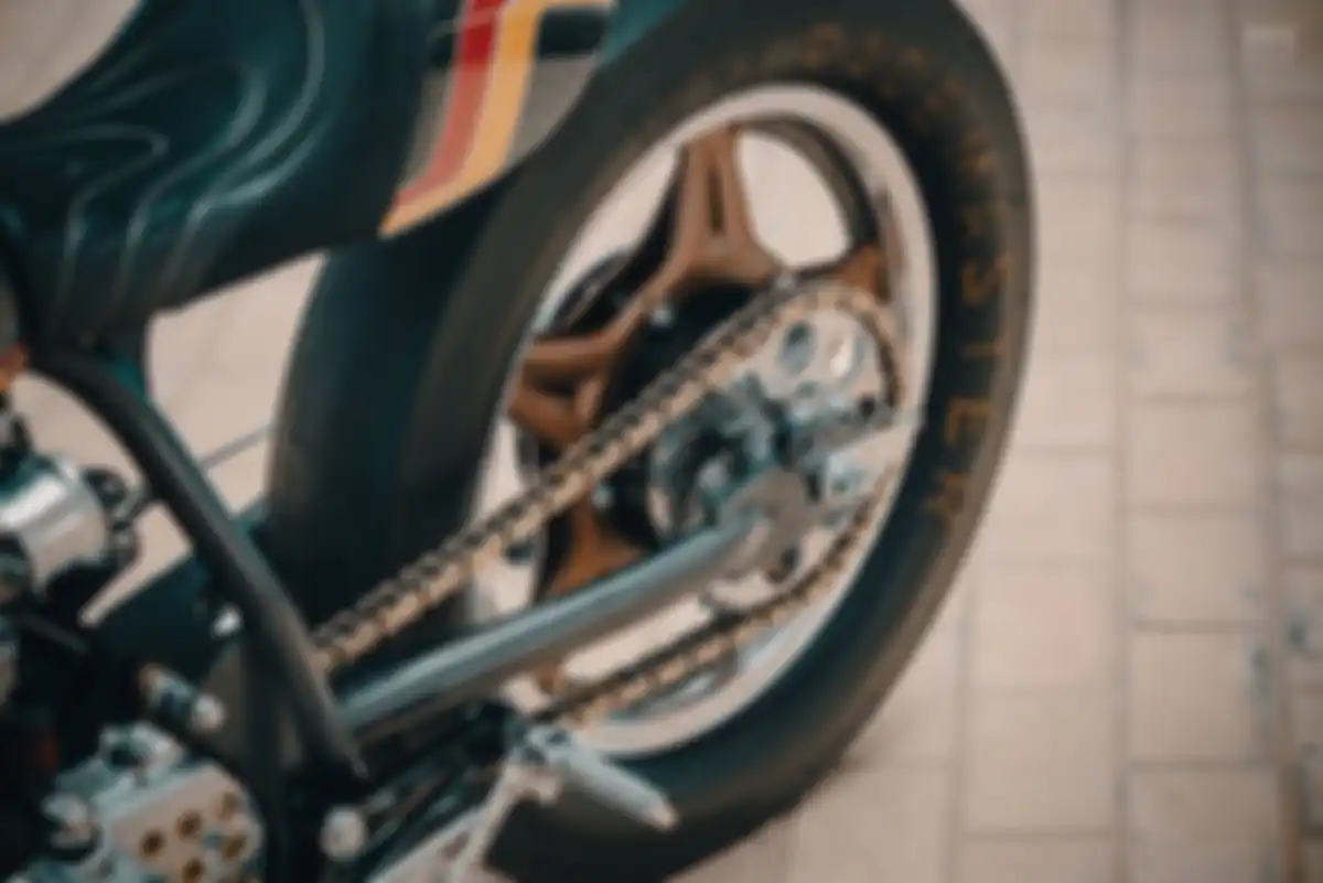 Pelek Honda CB750, suspensinya sudah dilepas.