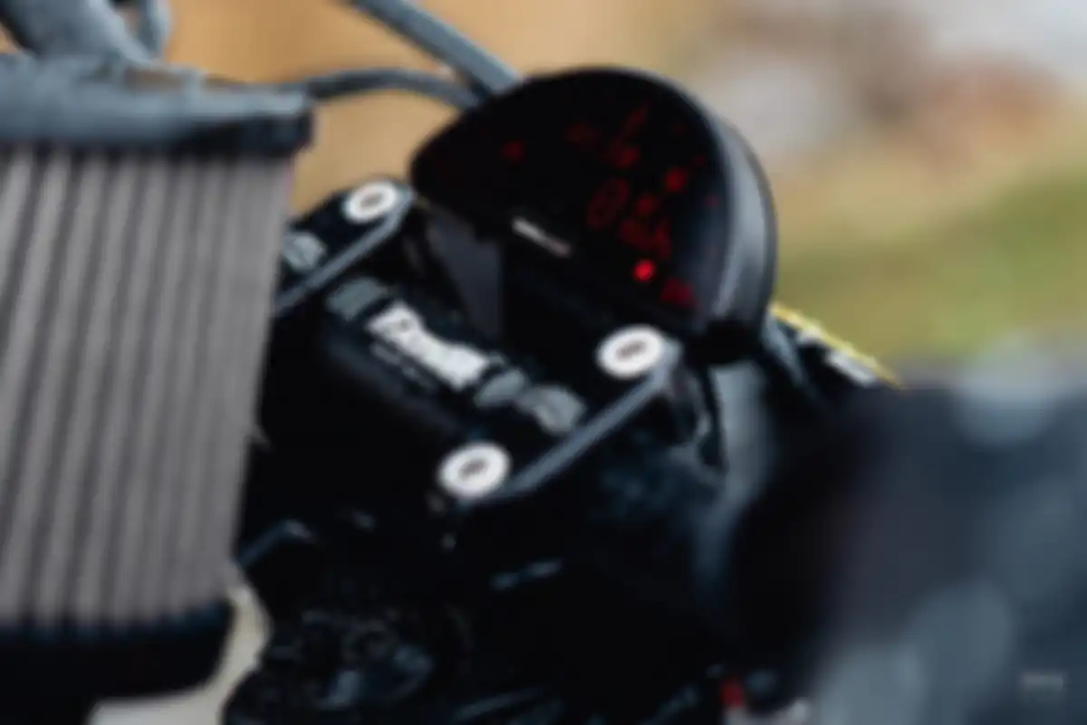 Speedometer mini terpasang di motor Harley-Davidson hasil custom.