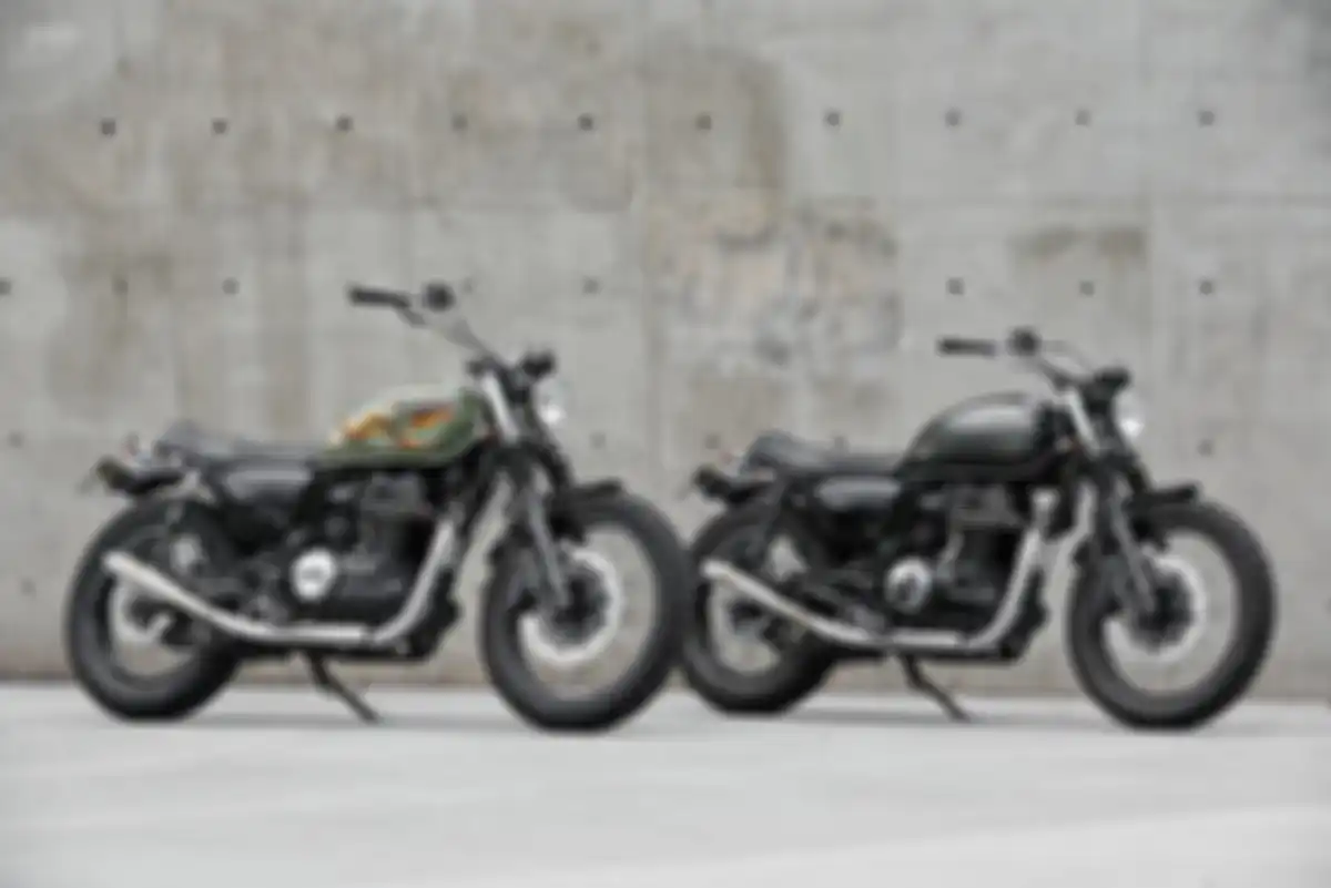 Perbandingan Honda CB350 sesudah dimodifikasi (kiri) dan sebelum (kanan).