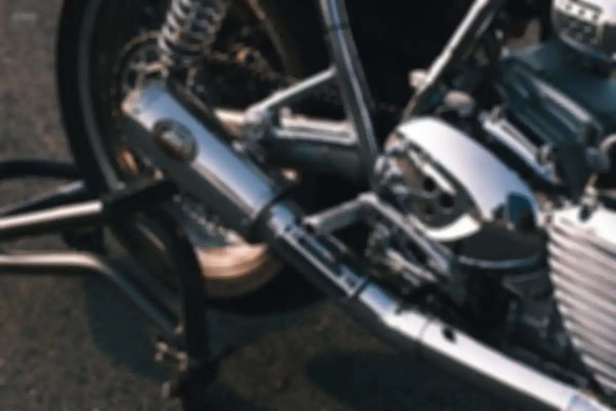 Knalpot Zard di Triumph Street Twin krom.