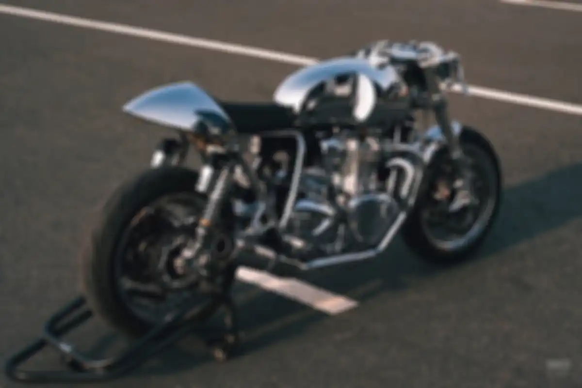 Tampak belakang dan samping modifikasi motor Triumph Street Twin dari Vietnam.