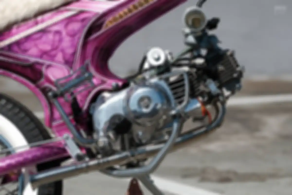 Area mesin Honda Dax chopper.