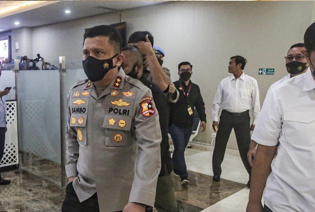 Bharada E yang ditahan di Rutan Bareskrim akhirnya mau bicara dari hati ke hati demi lakukan ini. Irjen Ferdy Sambo belum jadi tersangka.