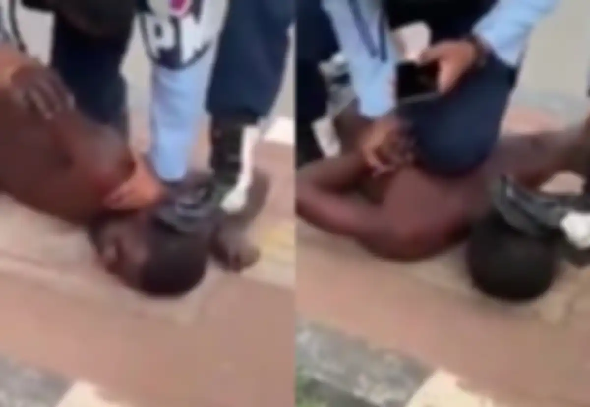 Video parjurit TNI AU menginjak kepala warga Papua yang tuna wicara viral di media sosial Twiter.kecaman. 